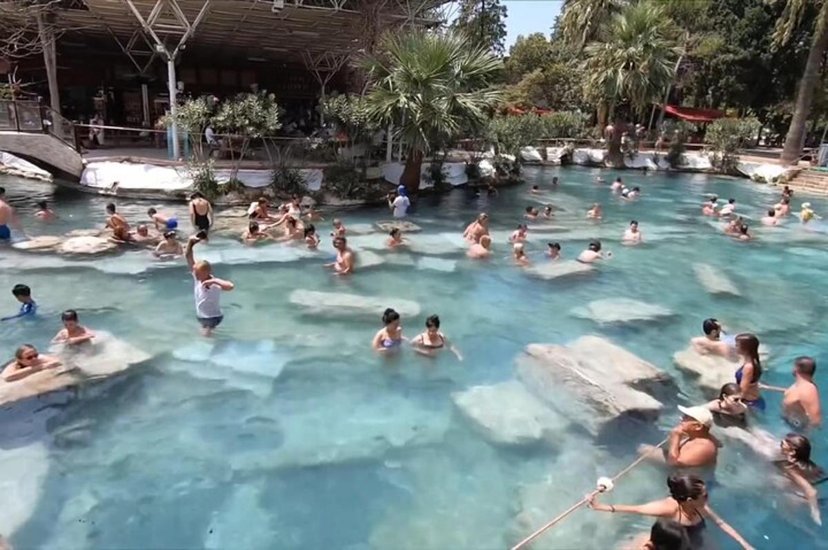 un grup de oameni în apa unei piscine