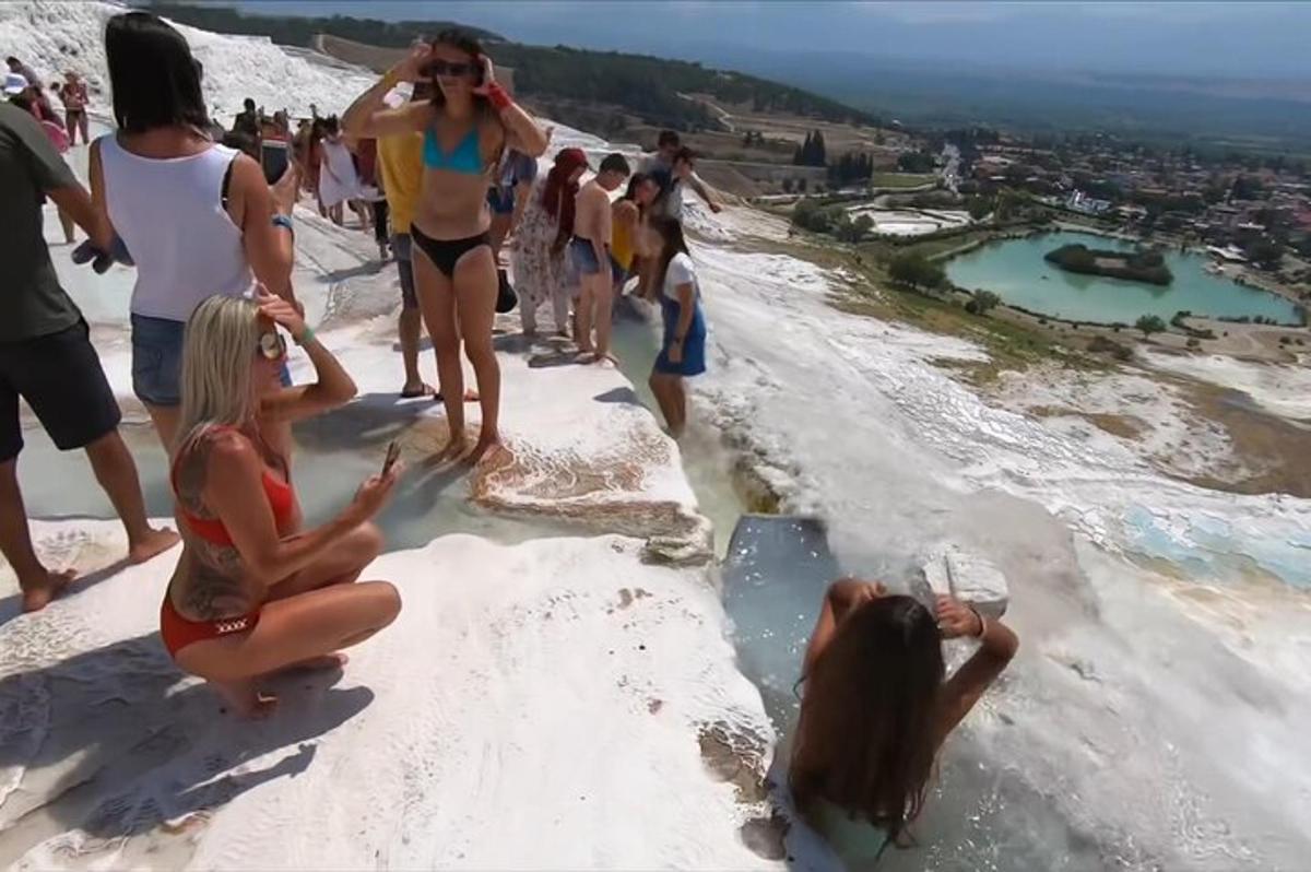 un grup de oameni care stau pe vârful unui munte