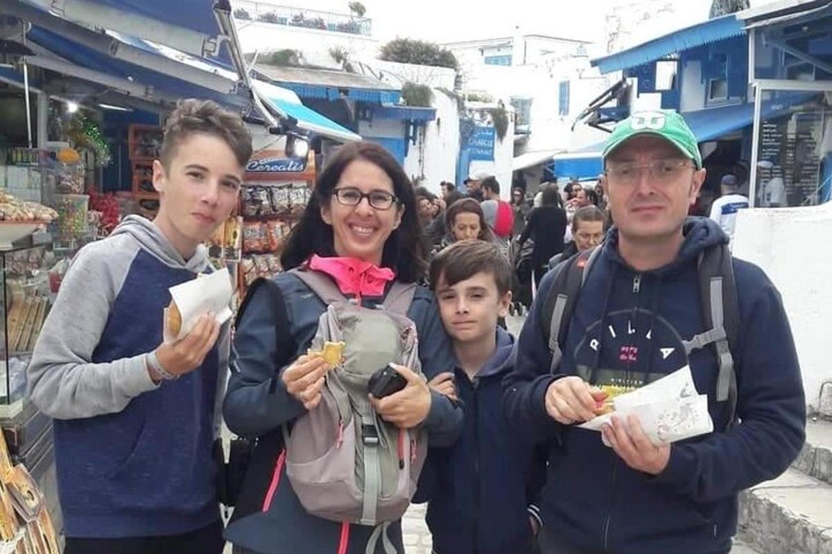 rodzina pozuje do zdjęcia na targu