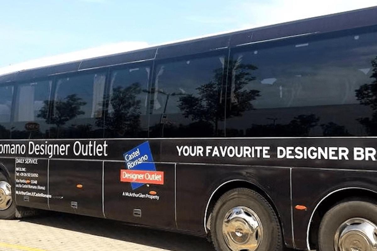 Crni autobus je parkiran na parkiralištu
