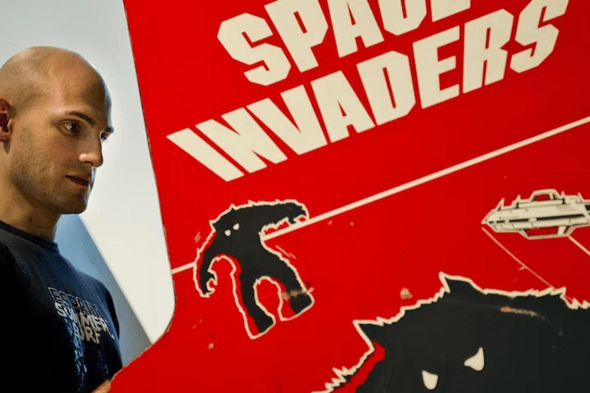een man die naast een bord staat met de woorden Sparta Warriors