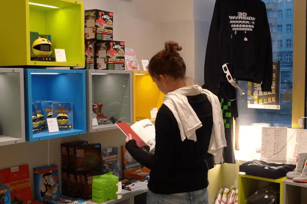 žena stojící v obchodě a čte si knihu
