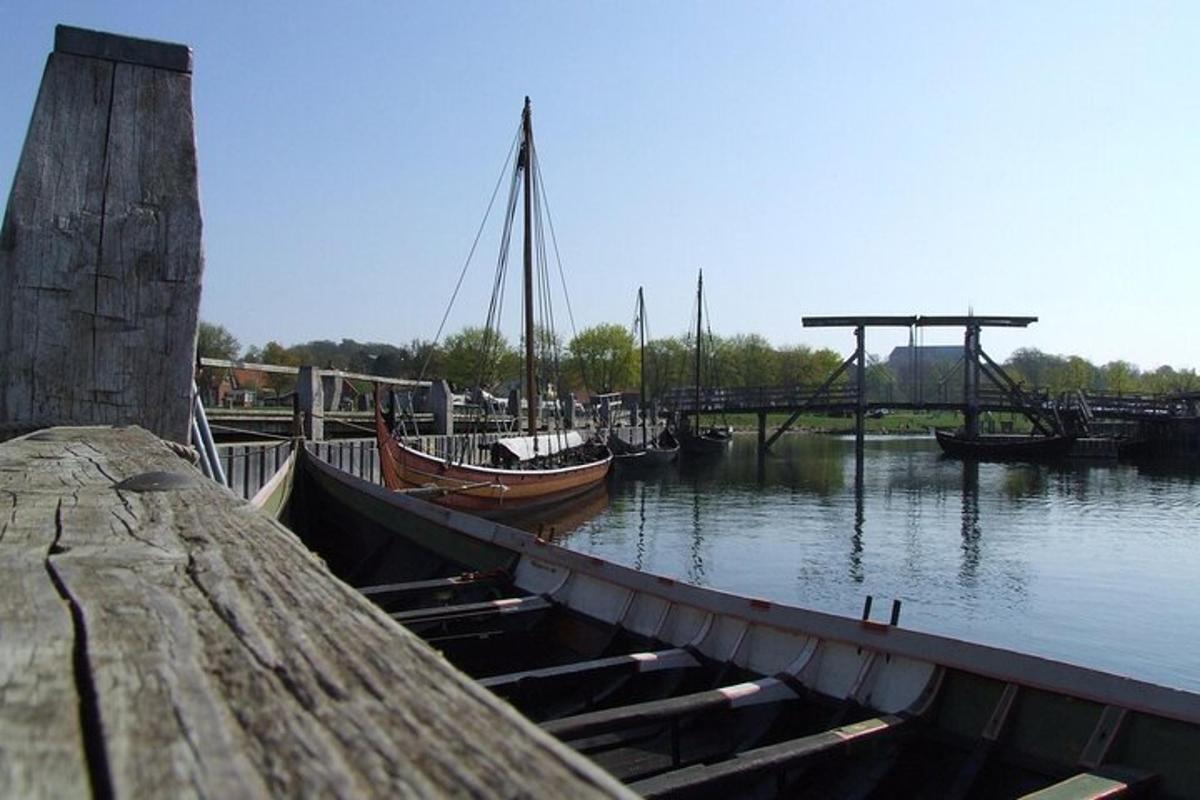 twee boten liggen aangemeerd aan een steiger in het water