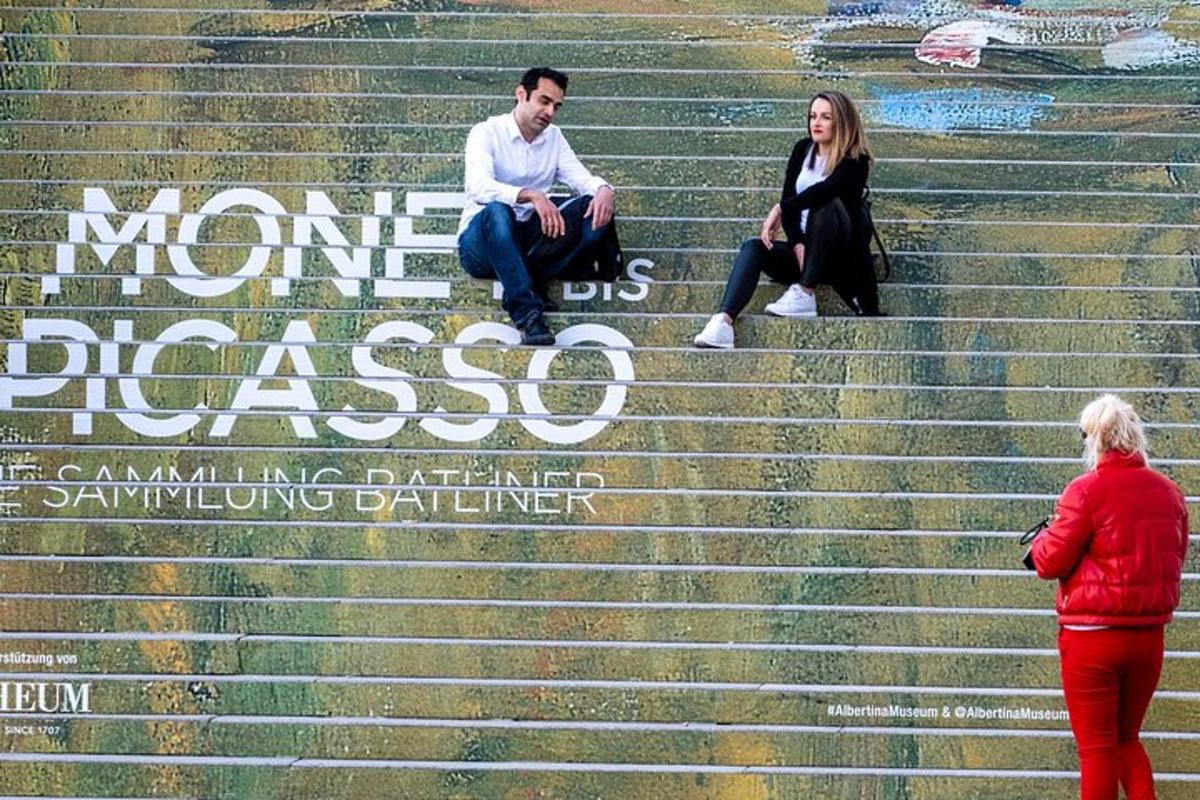 un gruppo di persone sedute su alcune scale