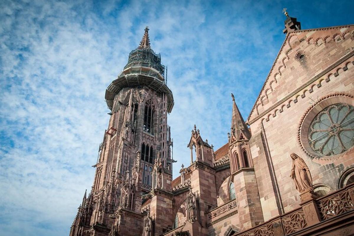 un gran edifici amb una torre del rellotge a sobre