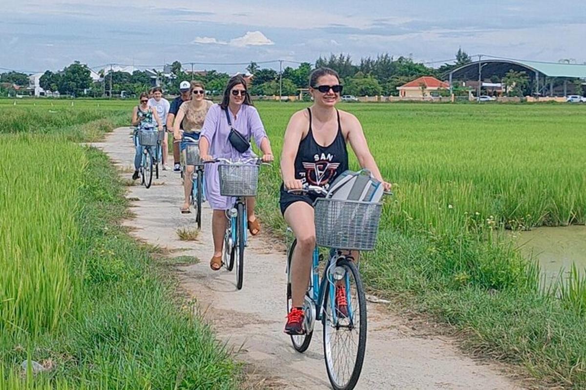 một nhóm người đang đạp xe trên một con đường đất