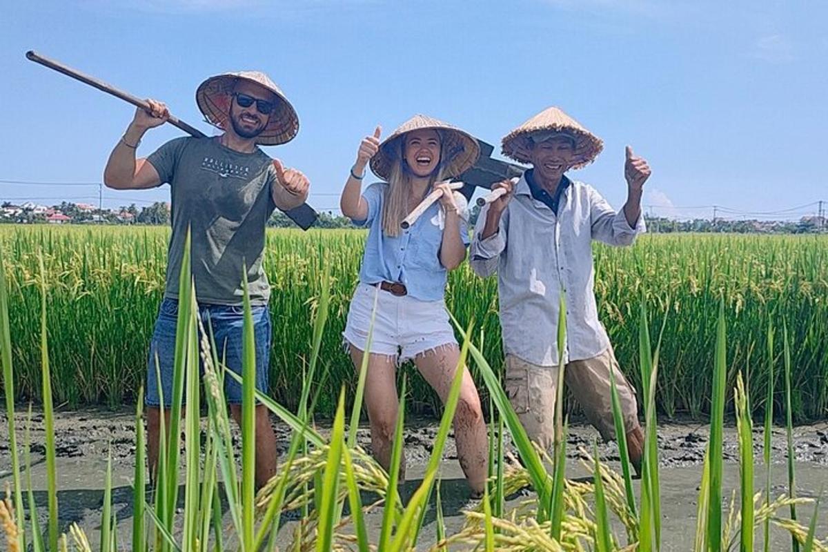 tiga orang memakai topi jerami berdiri di padang