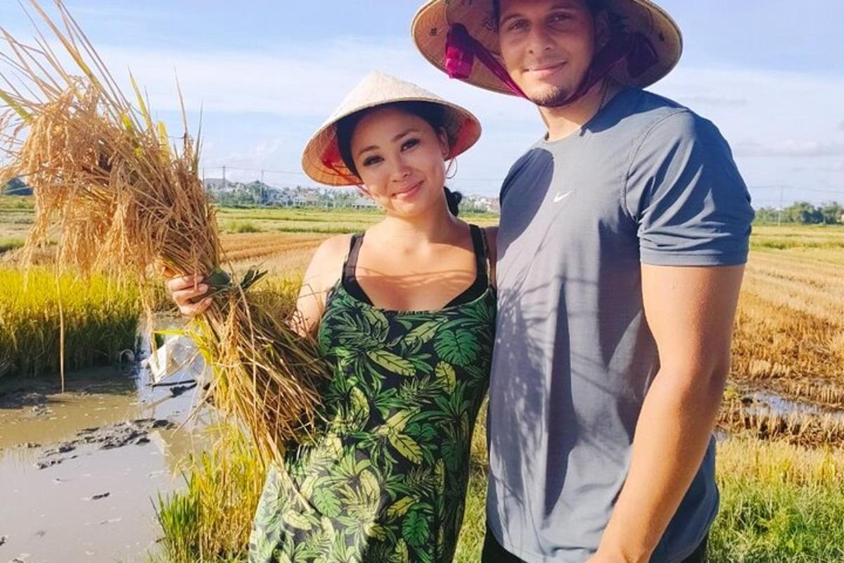 seorang lelaki dan seorang wanita berdiri di sawah