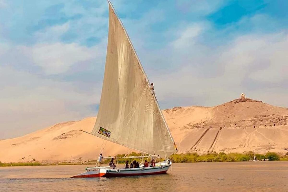 um barco com uma vela branca na água