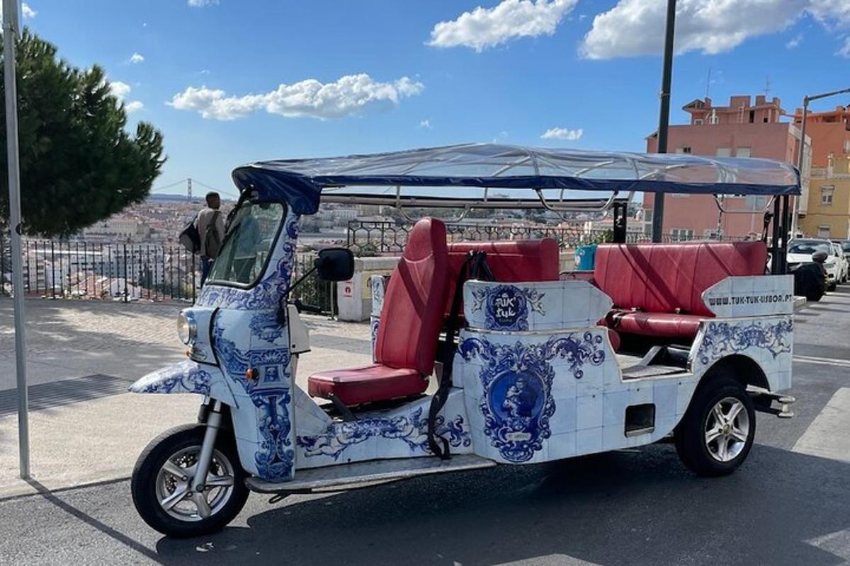 Un carrito de golf con toldo y asientos rojos.