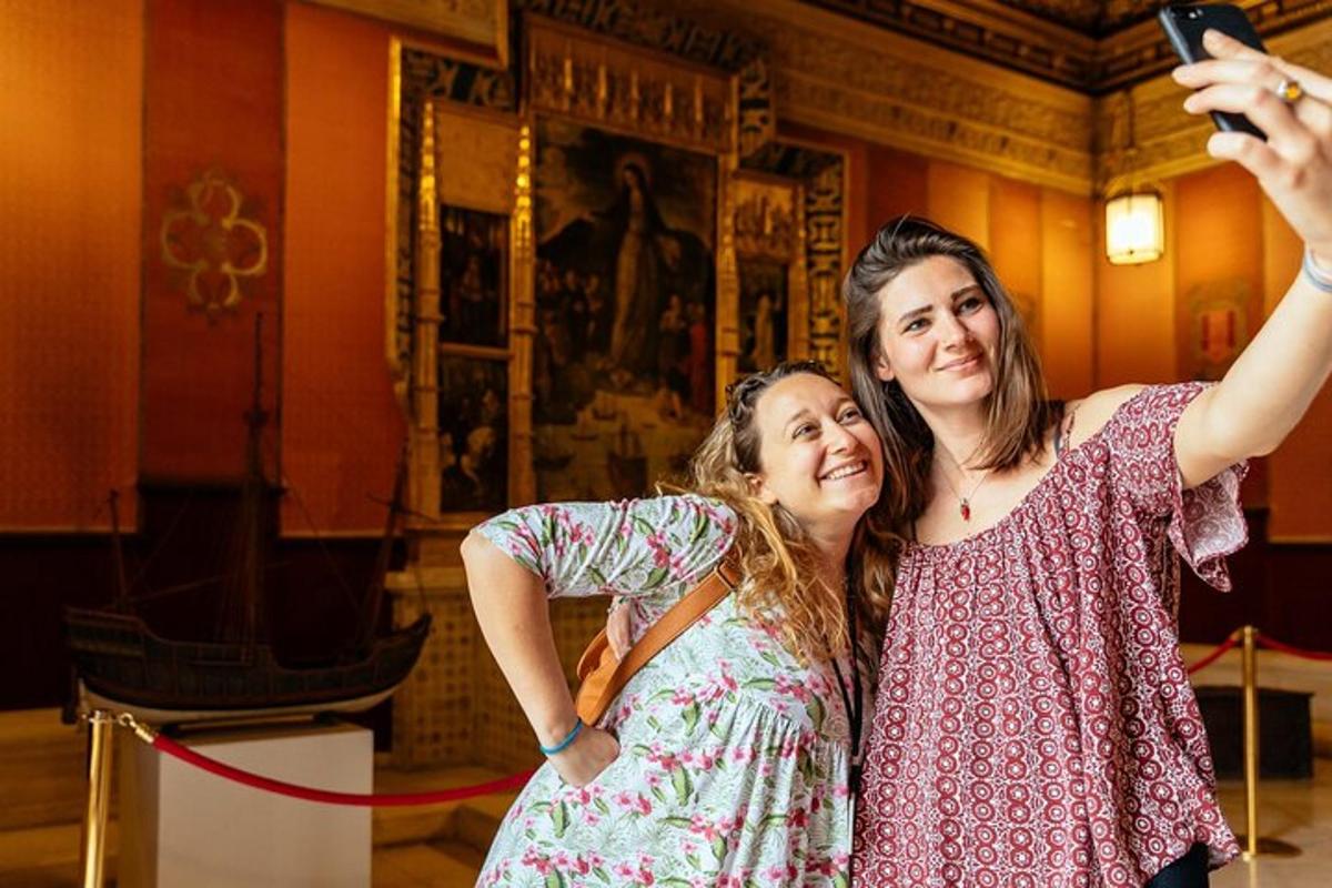 due donne che scattano una foto con una macchina fotografica