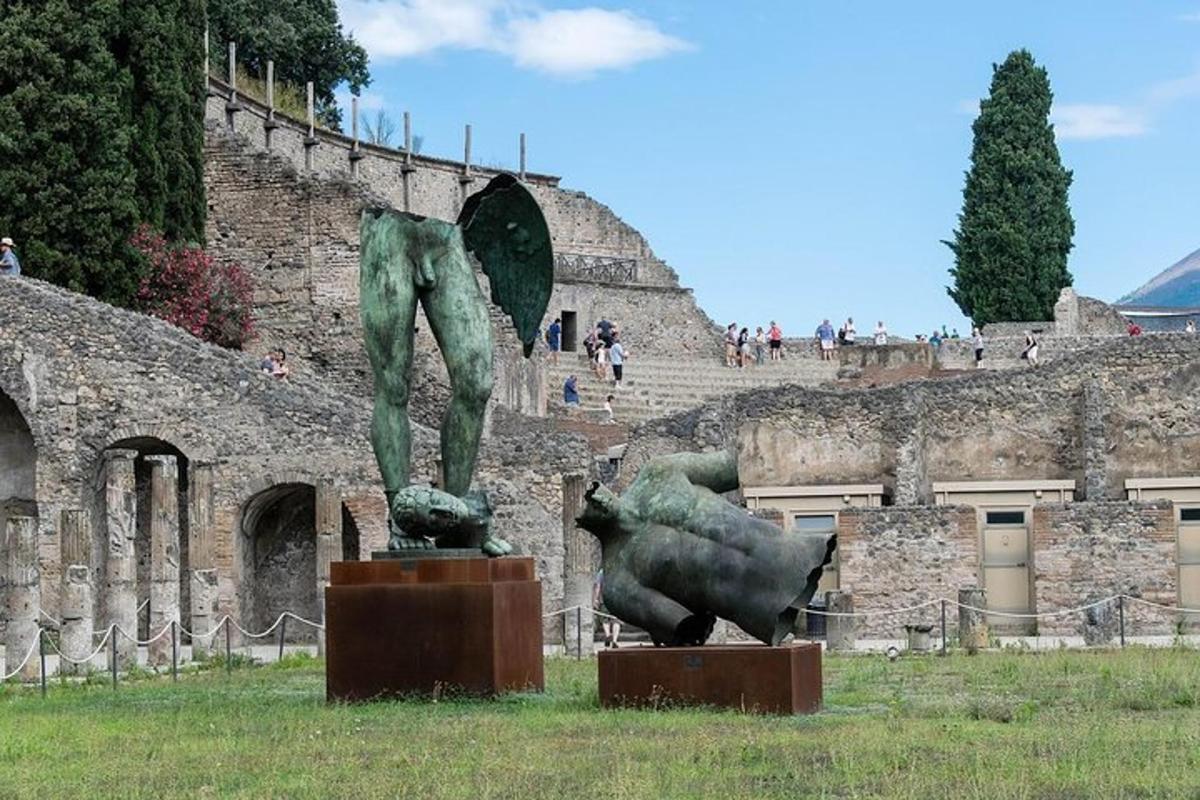 una statua di un uomo e un toro di fronte a un edificio
