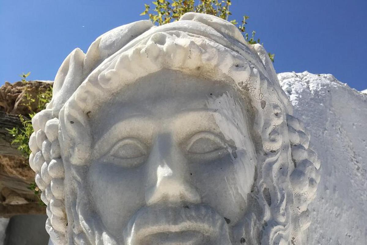 o statuie a unui cap pe un perete