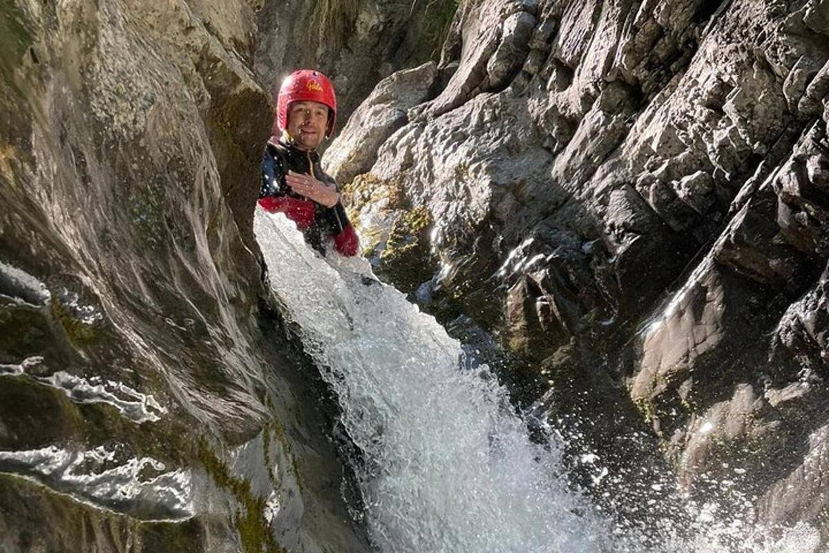 eine Person, die mitten in einem Wasserfall steht