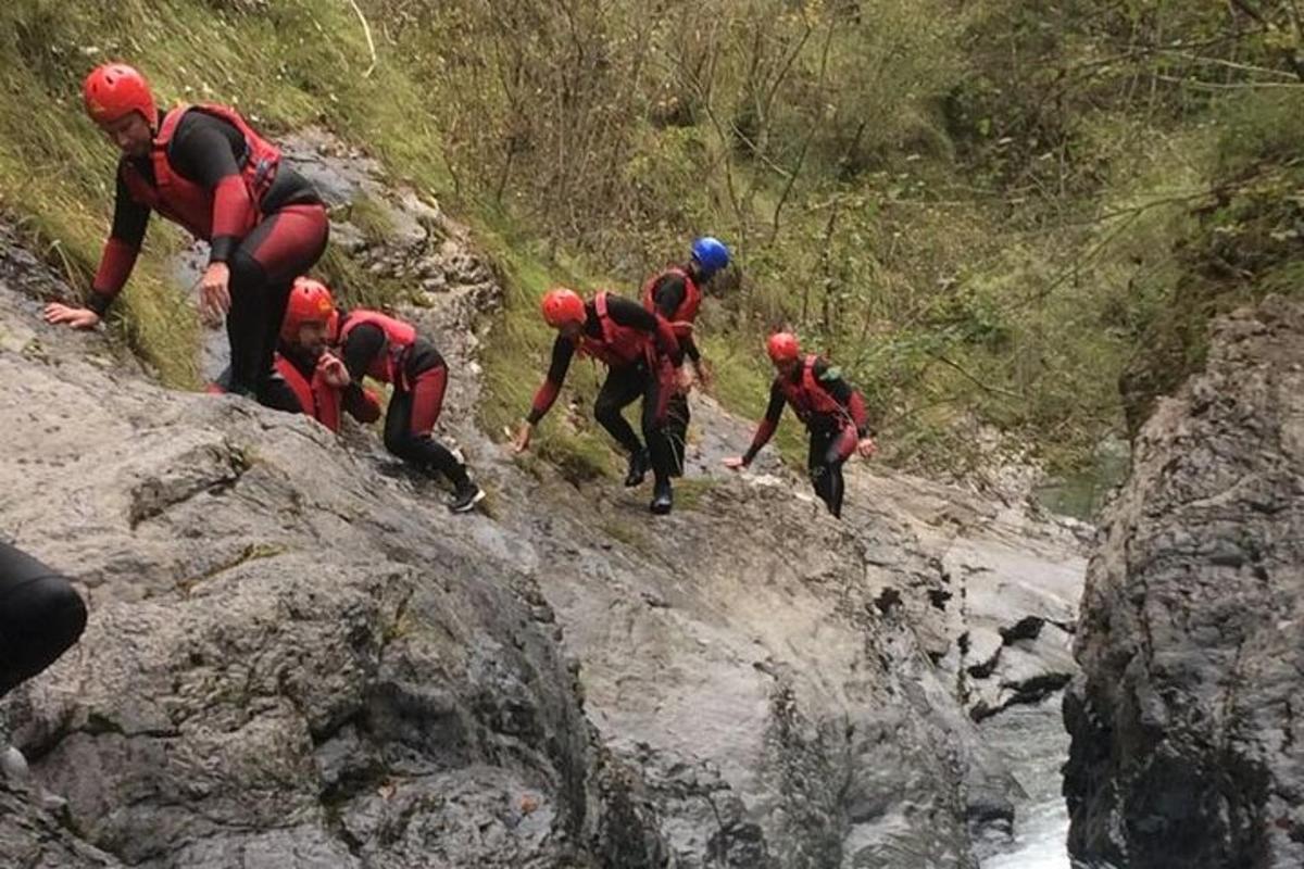 eine Gruppe von Menschen, die einen felsigen Berg hinaufgehen