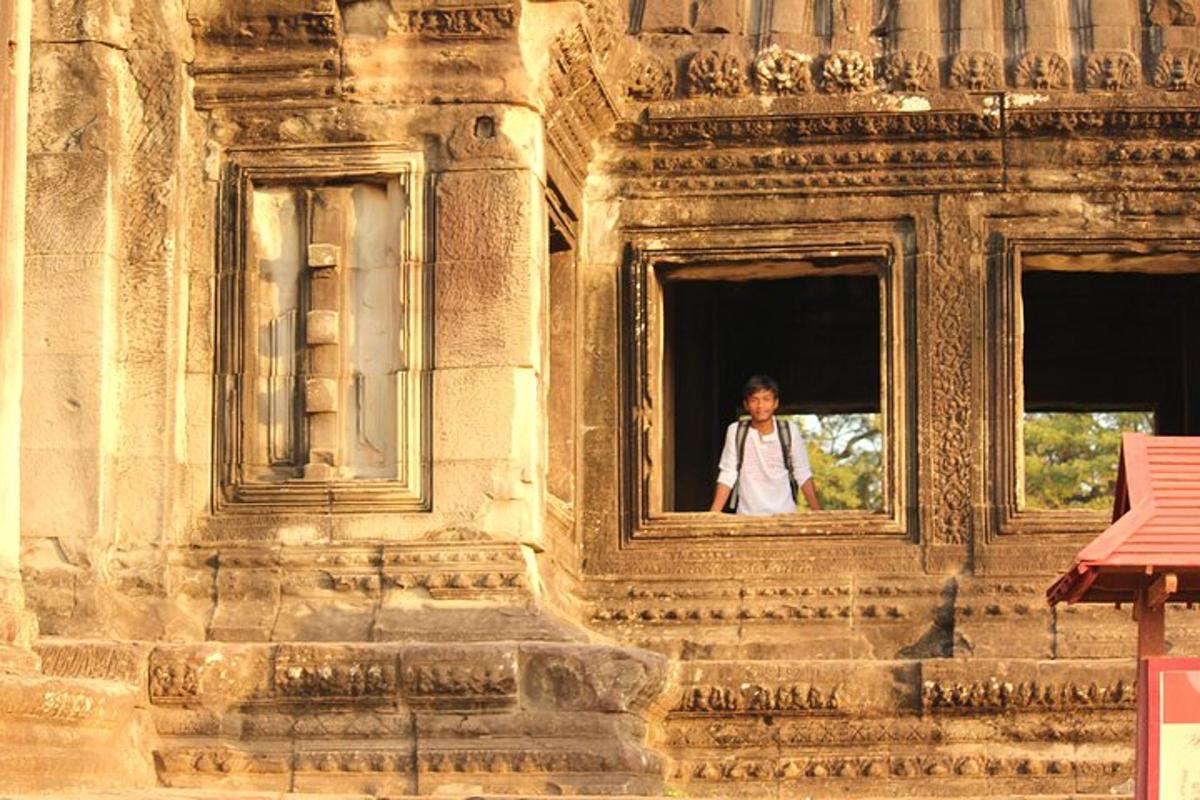 una dona mirant per la finestra d'un edifici