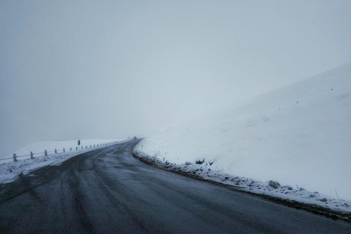 una strada con la neve ai lati
