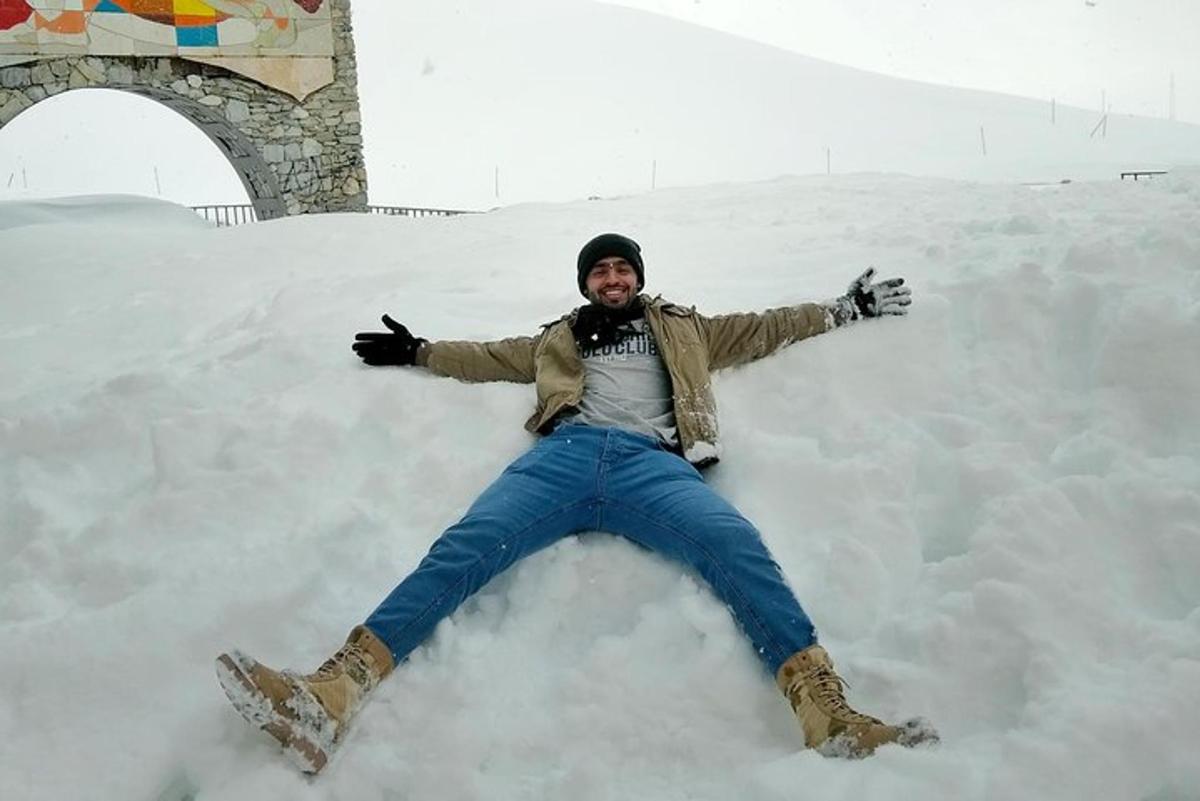 un uomo è sdraiato nella neve