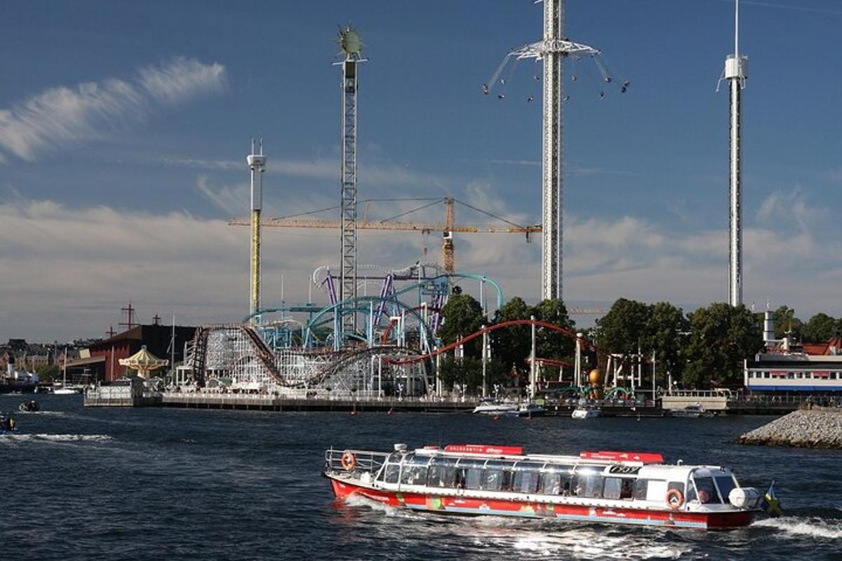 ein Boot im Wasser mit einer Achterbahn