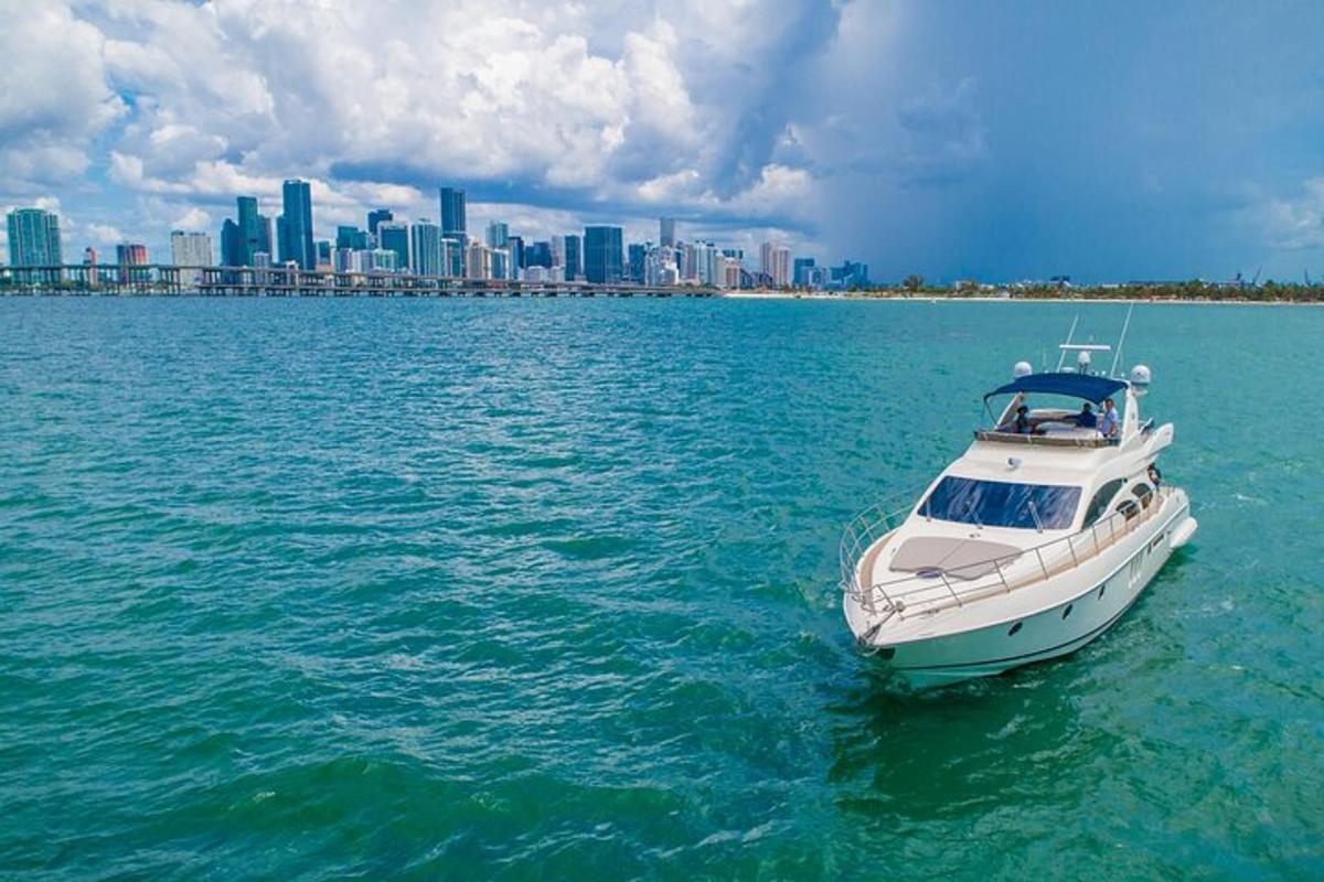 isang bangka sa tubig na may isang lungsod sa background