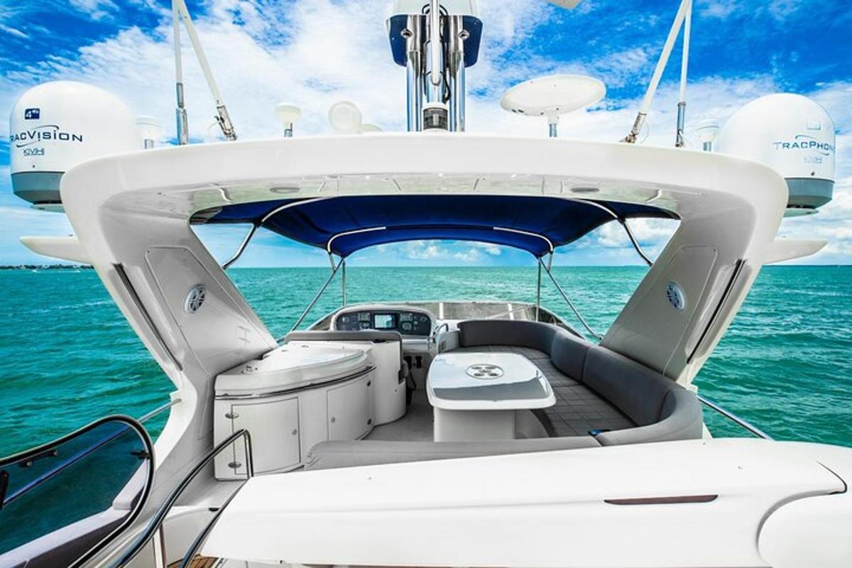 una vista della cabina di pilotaggio di una barca bianca in acqua