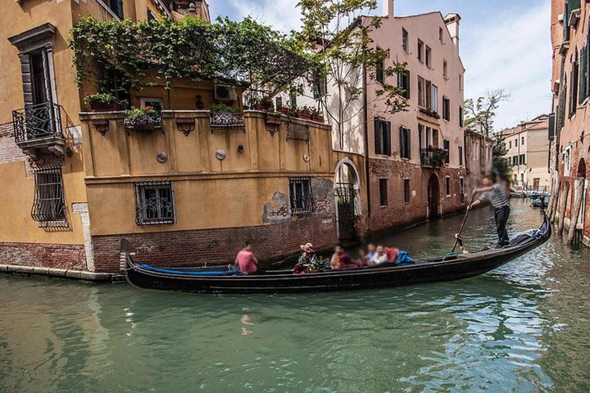 sekumpulan orang menaiki gondola menyusuri terusan