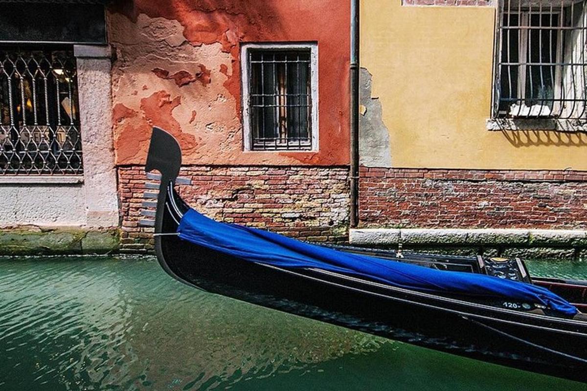 gondola biru di dalam air di sebelah bangunan