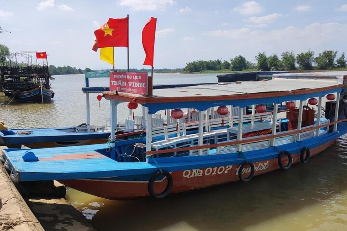 bot biru dengan dua bendera di atas air