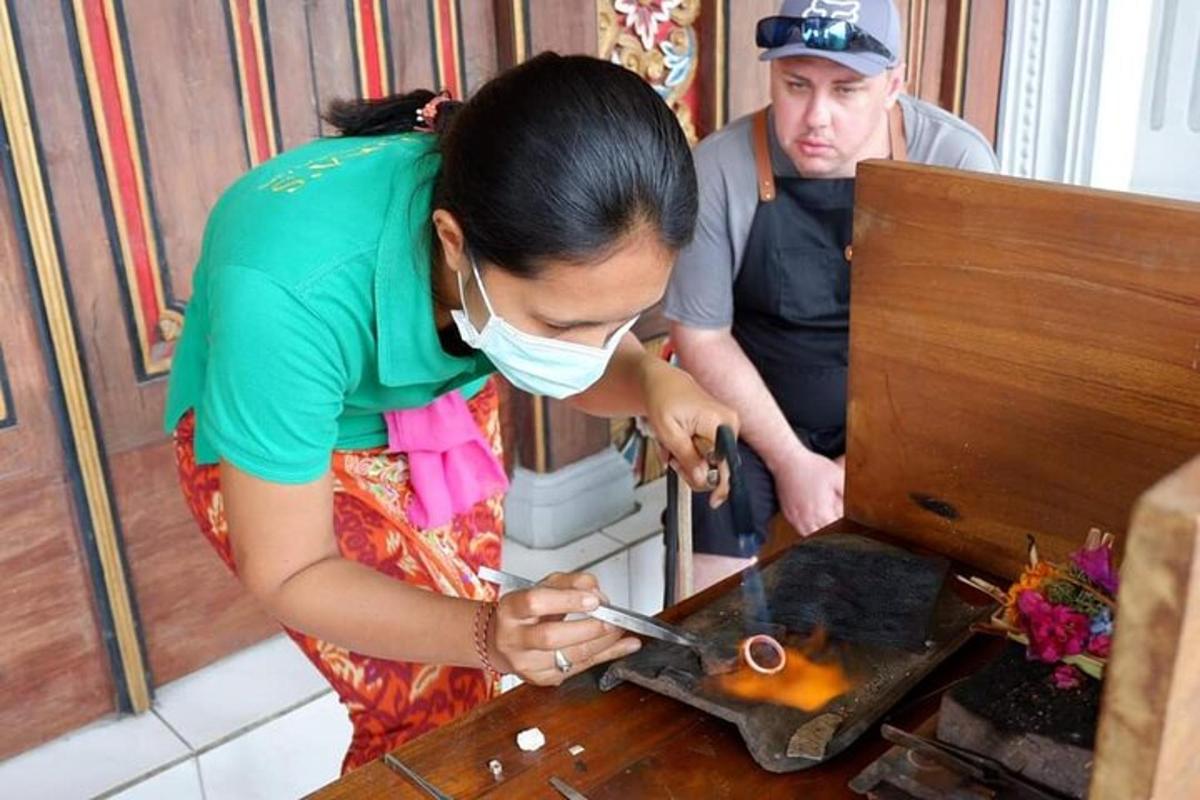 seorang wanita bertopeng memotong sebatang kayu
