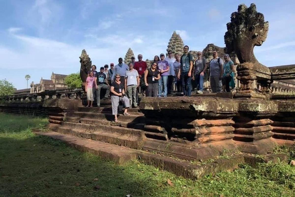 un gruppo di persone in piedi sui gradini di un tempio
