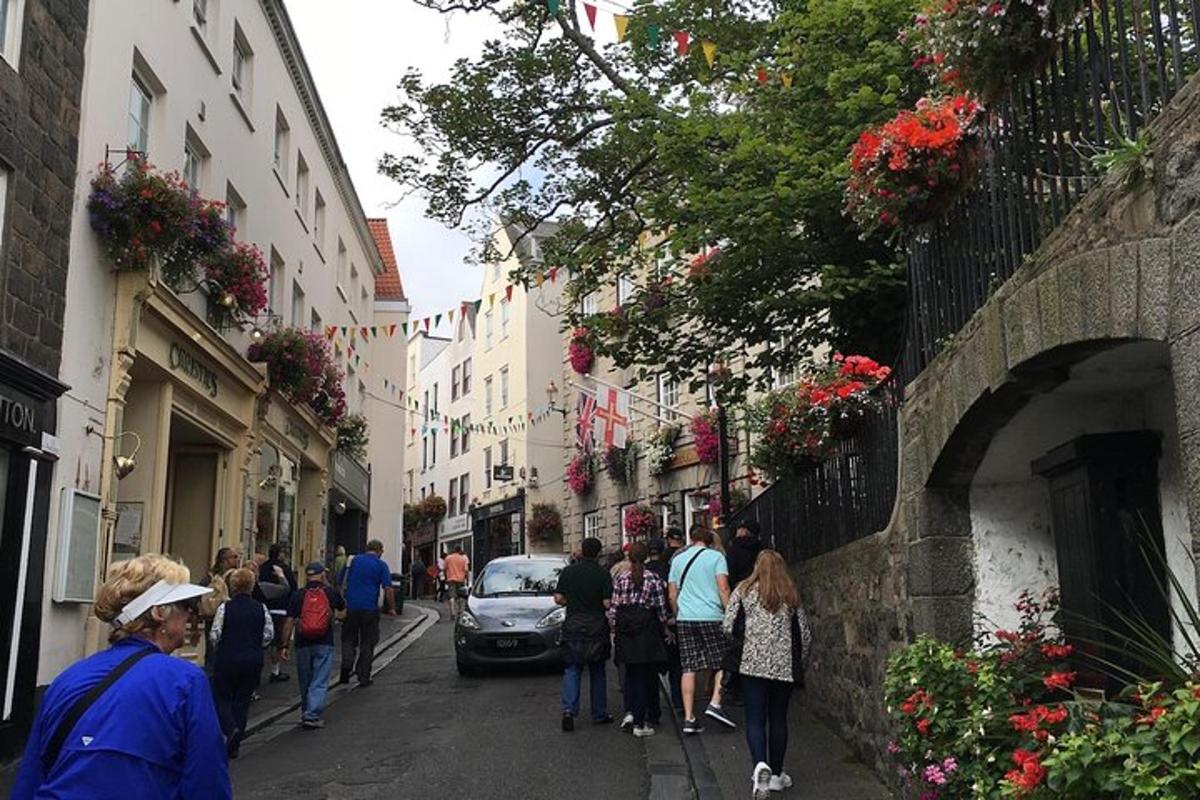 skupina lidí jdoucích po úzké ulici