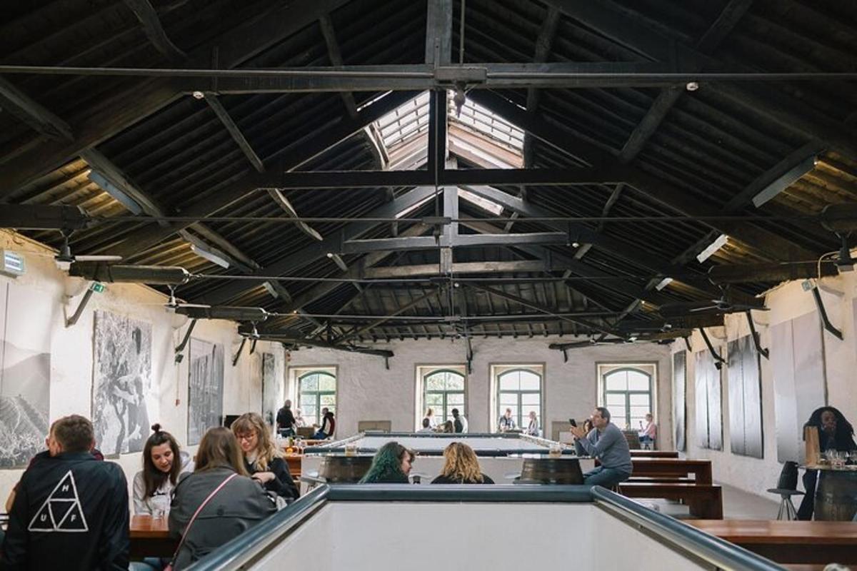 un groupe de personnes assises à des tables dans un restaurant