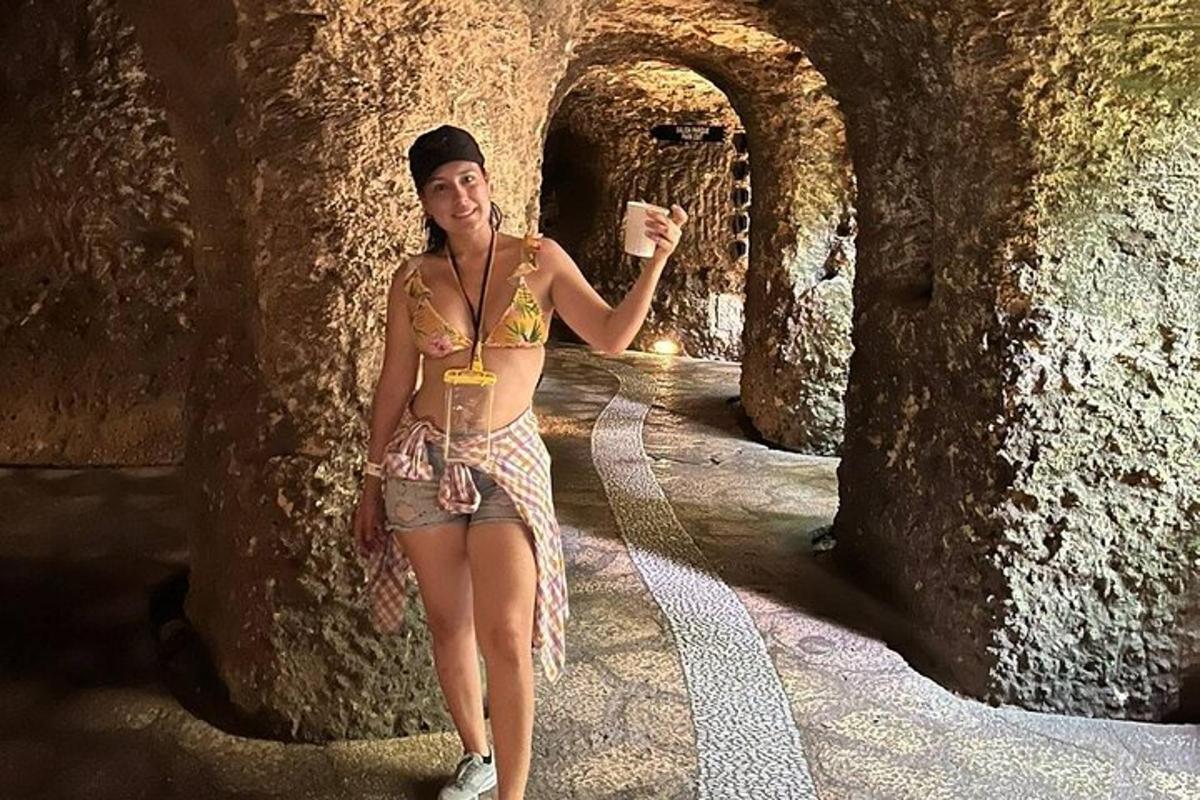een vrouw in bikini staand in een tunnel