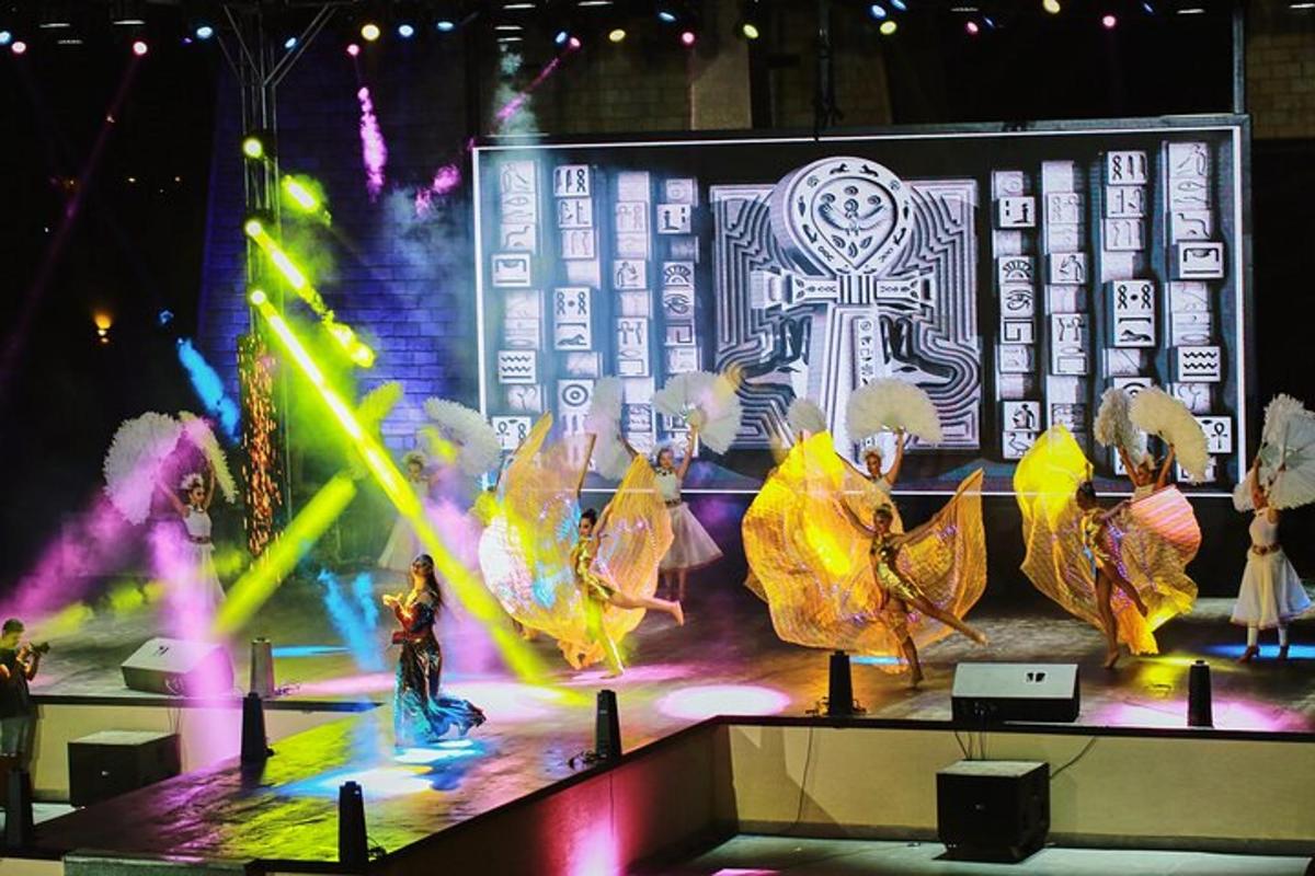 um palco com um show com pessoas nele