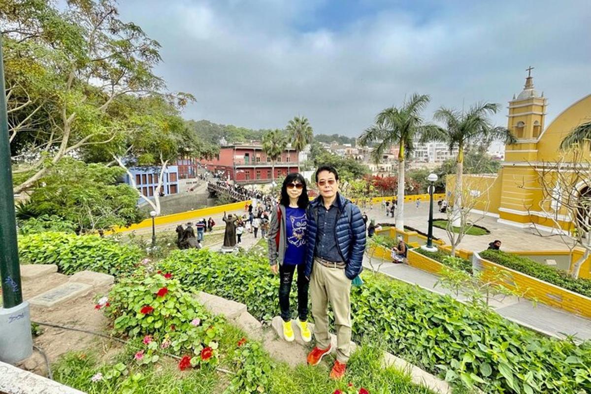 một người đàn ông và một người phụ nữ đang tạo dáng chụp ảnh trong vườn