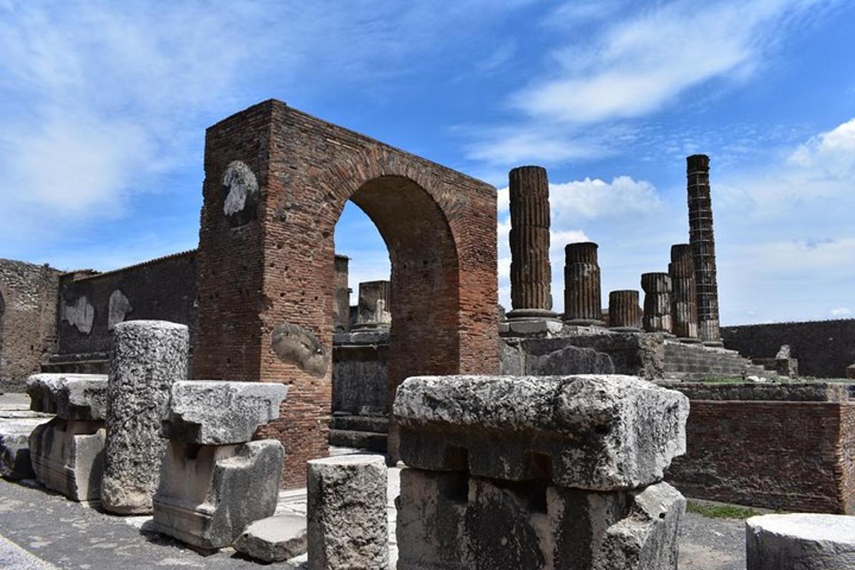 Unas ruinas antiguas con un arco y columnas.