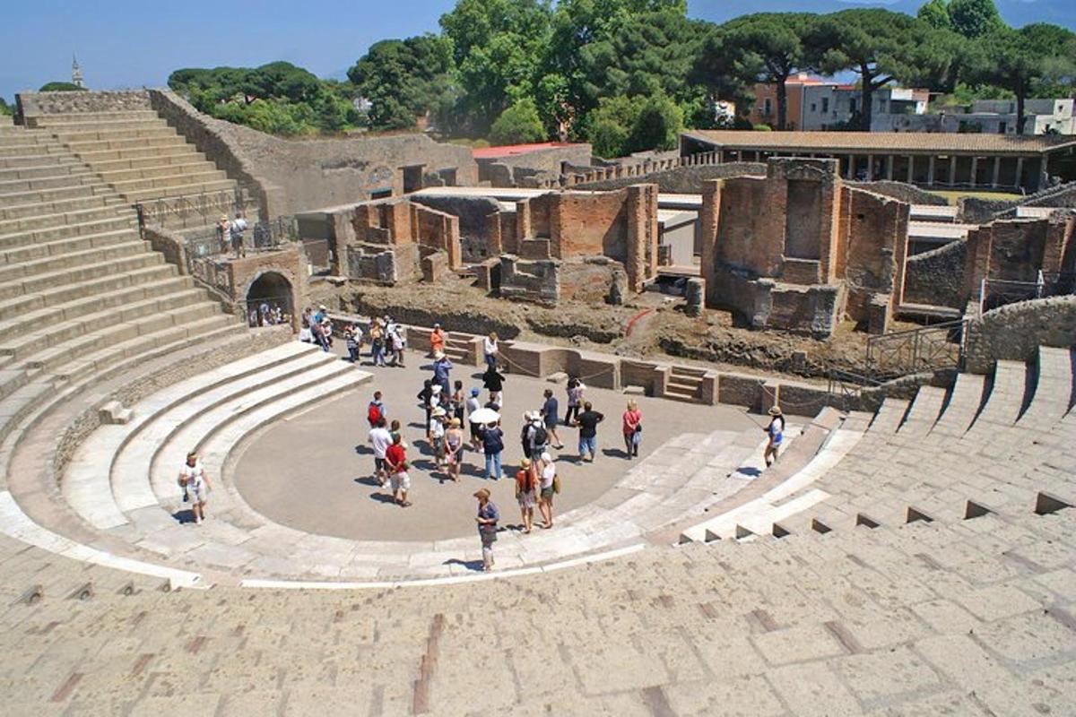 un grupo de personas caminando alrededor de un anfiteatro