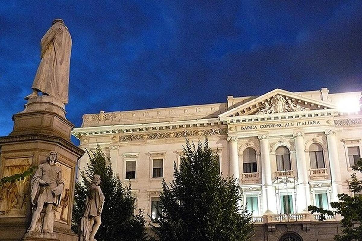 ein großes Gebäude mit einer Statue davor
