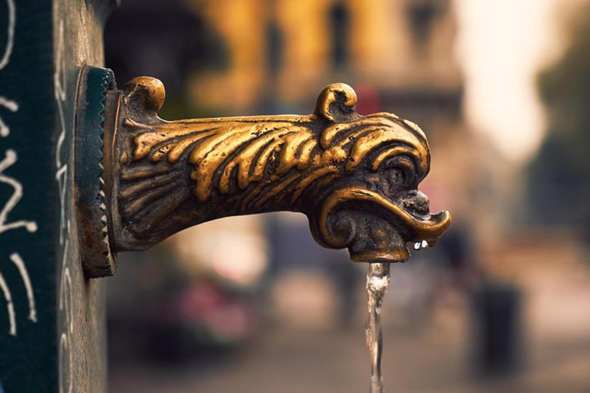 ein Springbrunnen, aus dem Wasser kommt