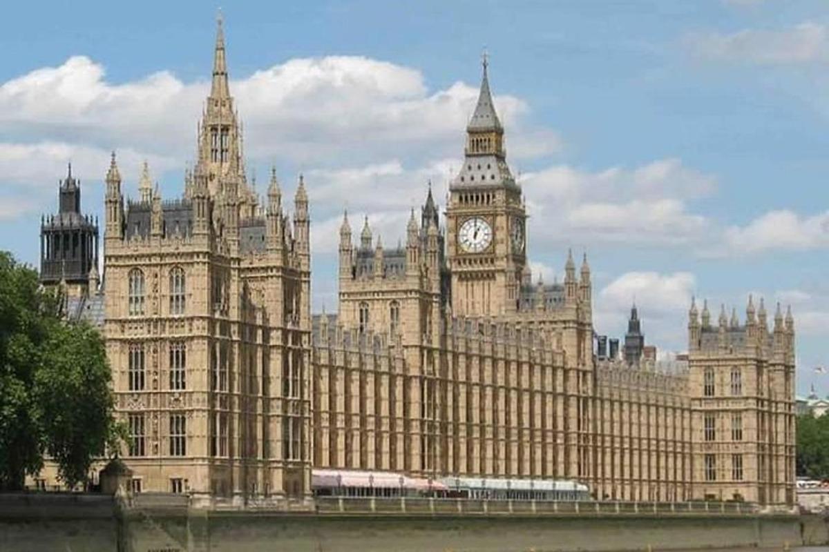 um grande edifício com uma torre do relógio e o Big Ben