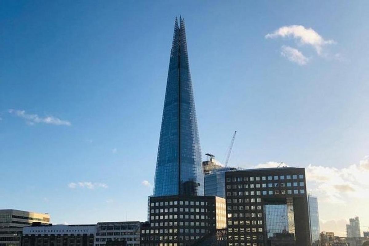 un edificio alto in una città con edifici