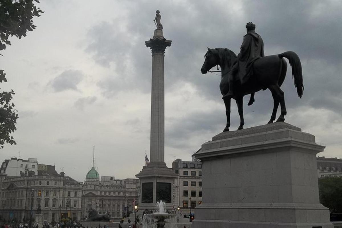 uma estátua de um homem a cavalo em frente a um monumento