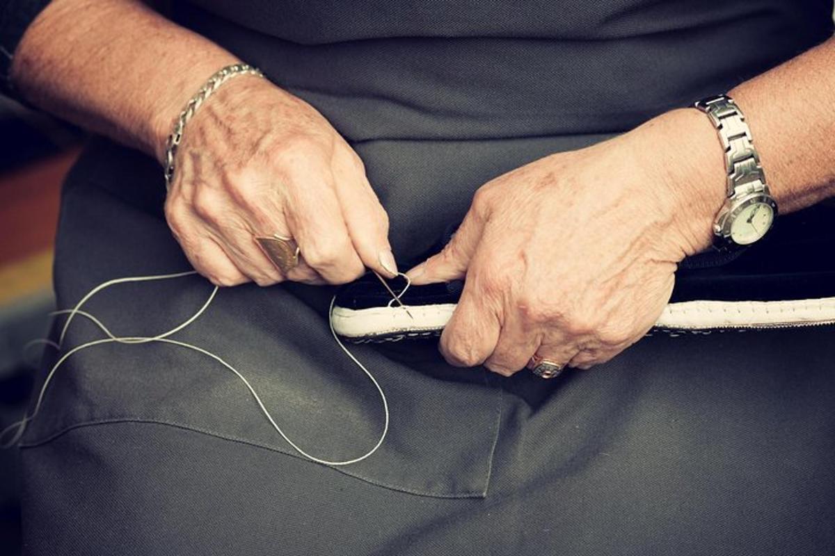 una persona tiene un telecomando Wii nei pantaloni