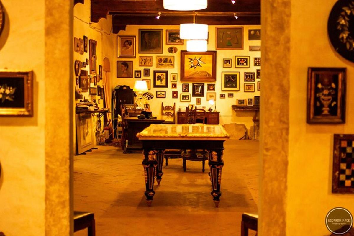 una stanza con un tavolo al centro della stanza