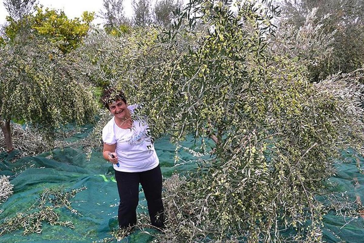 μια γυναίκα που στέκεται μπροστά σε ένα δέντρο