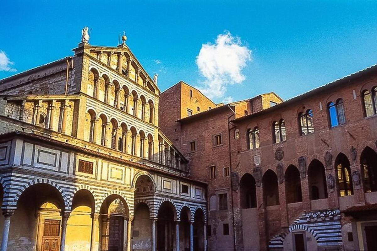 un vecchio edificio con una statua in cima