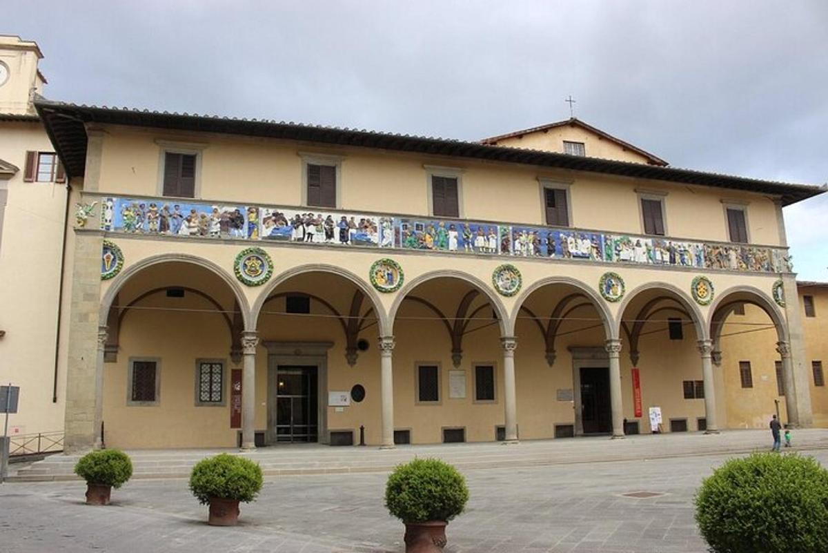 un edificio con mosaici sui lati