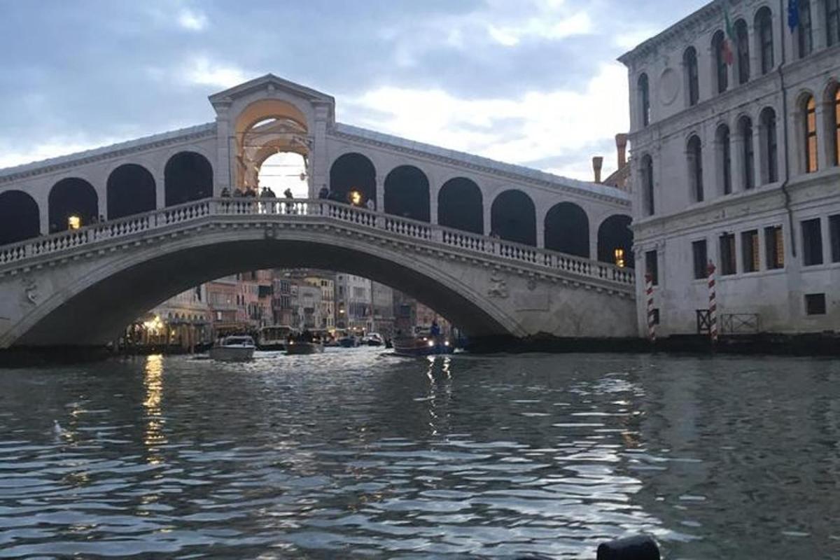 un pont sobre un riu en una ciutat