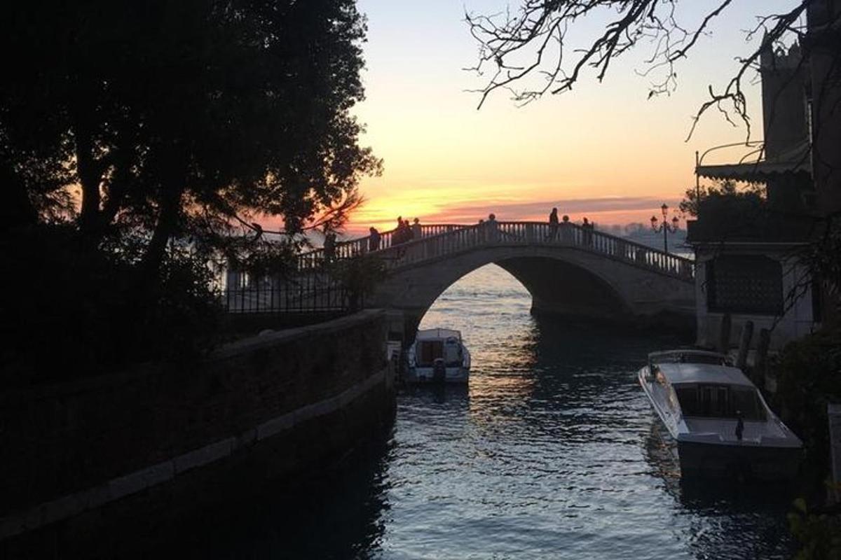eine Brücke über einen Fluss mit einer Gruppe von Menschen darauf