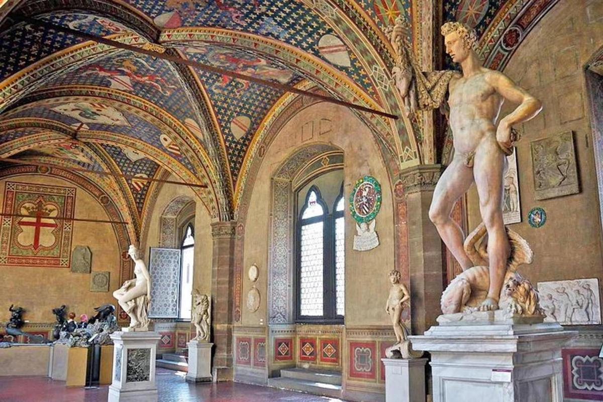 uma sala com uma estátua em um prédio com pinturas
